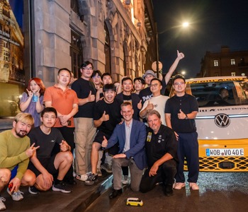 ID.Buzz World Tour: Rainer Viaja por Xangai e Encontra-se com a Giti, Fãs e Mídia